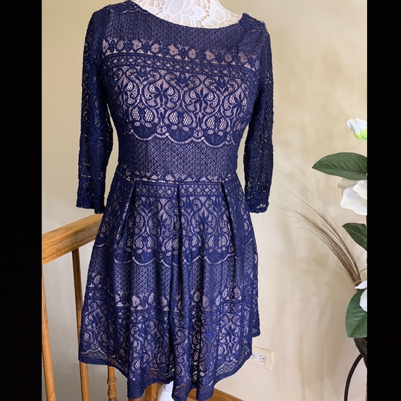 B Darlin Dresses & Skirts - B. Darlin Juniors Lace Overlay Sleeve Party dress